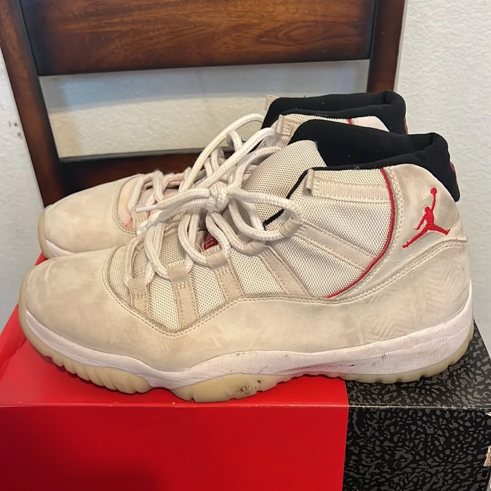 Jordan 11 platinum tint - Picture 3 of 4